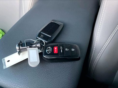 Used 2025 Toyota Camry SE image 14