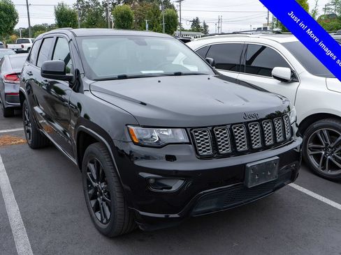 Used 2017 Jeep Grand Cherokee Altitude AWD/4WD image 1