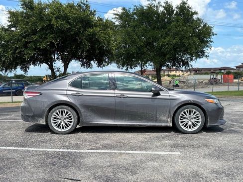 Used 2020 Toyota Camry XLE FWD image 4