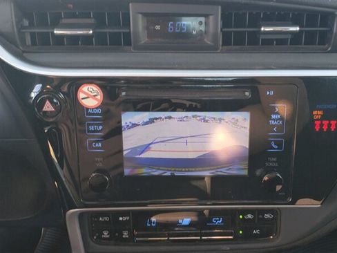 Used 2018 Toyota Corolla LE FWD image 12