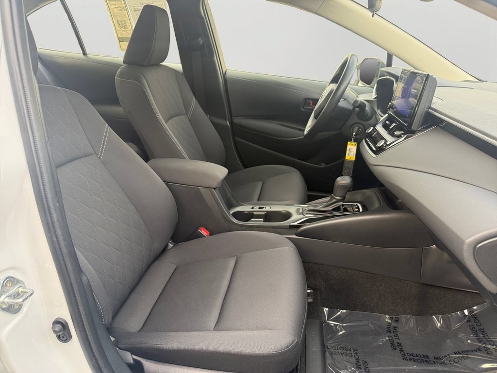Used 2025 Toyota Corolla LE FWD image 11