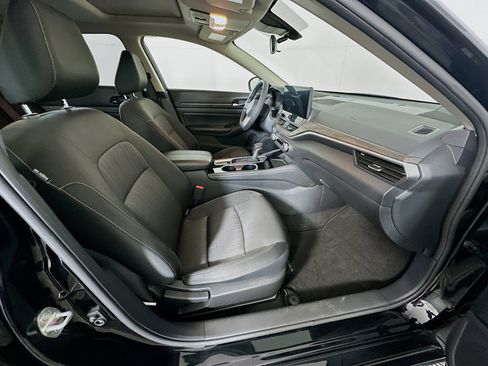 Used 2024 Nissan Altima 2.5 SV w/ SV Premium Package image 32