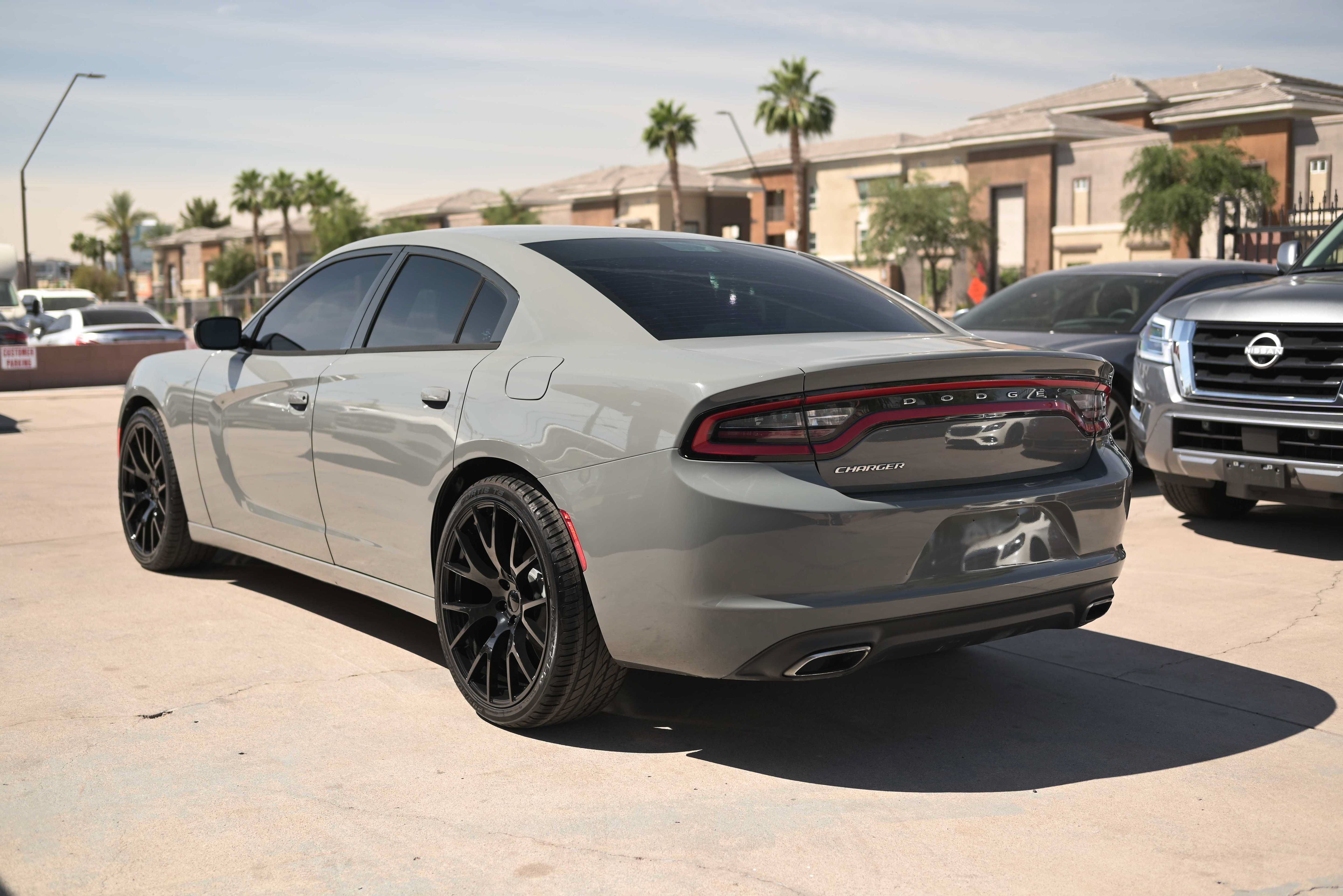 Used 2017 Dodge Charger SE RWD image 4