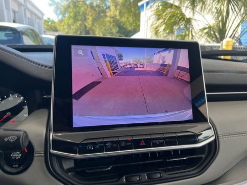 Used 2025 Jeep Compass Limited image 24