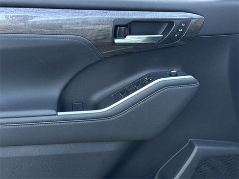 Used 2023 Toyota Highlander Limited image 29