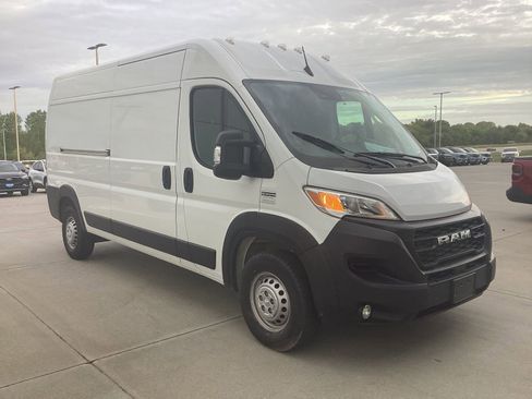 Used 2025 RAM ProMaster 2500 w/ Convenience Group FWD image 2