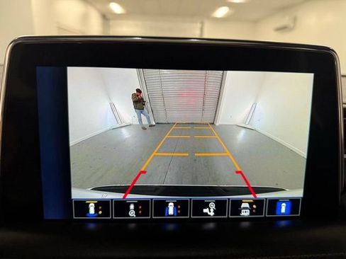Used 2022 Chevrolet Tahoe Z71 w/ Z71 Off-Road Package AWD/4WD image 23