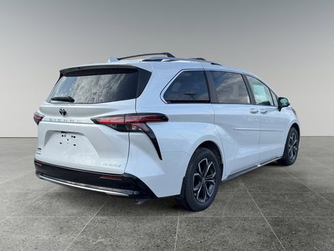 New 2026 Toyota Sienna Platinum image 5