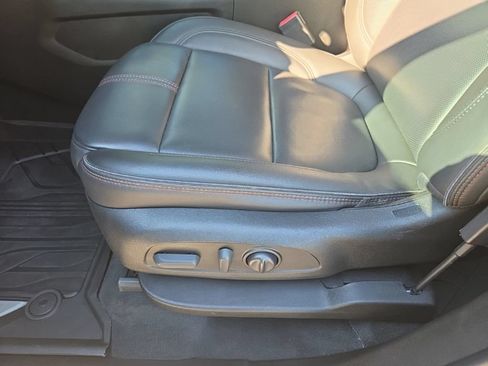 Used 2023 Chevrolet Traverse RS FWD image 17