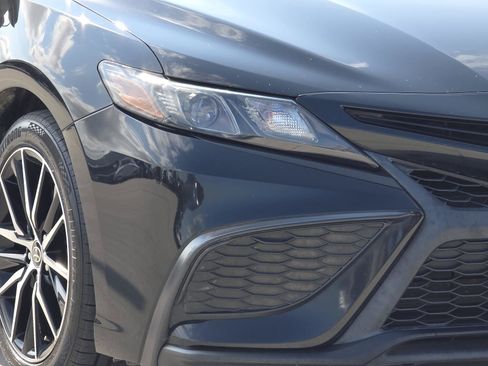 Used 2021 Toyota Camry SE FWD image 7