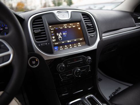 Used 2023 Chrysler 300 Touring L image 13