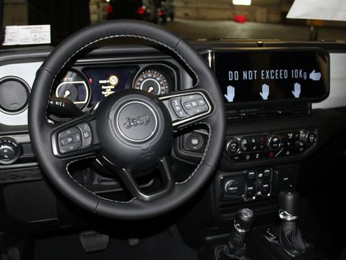 New 2025 Jeep Gladiator Sport image 14