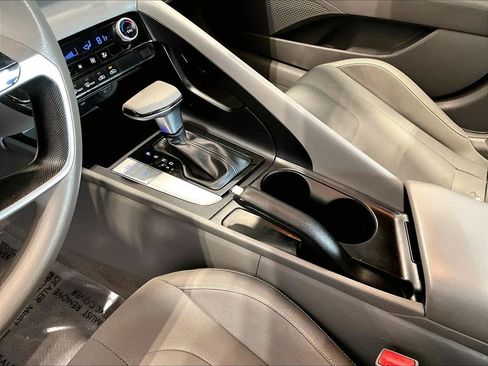 Used 2022 Hyundai Elantra SEL image 14