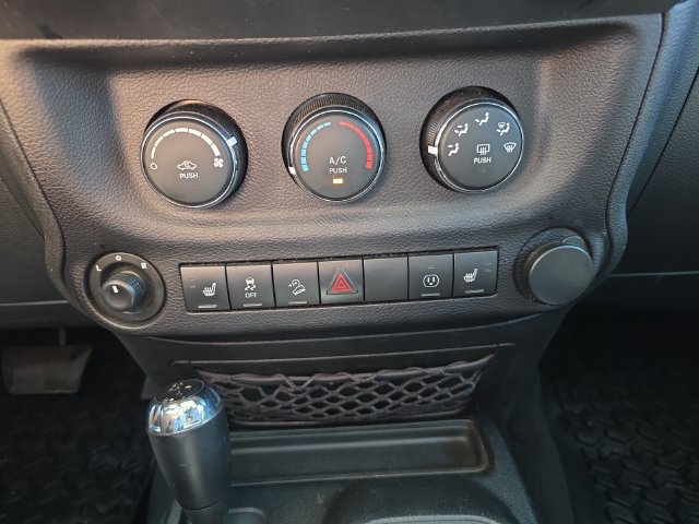 Used 2017 Jeep Wrangler Sahara w/ Connectivity Group AWD/4WD image 26