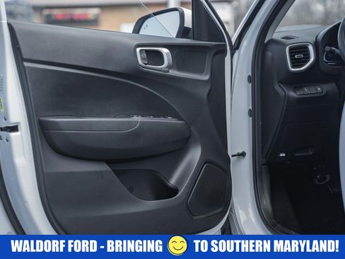 Used 2024 Hyundai Venue SEL image 35