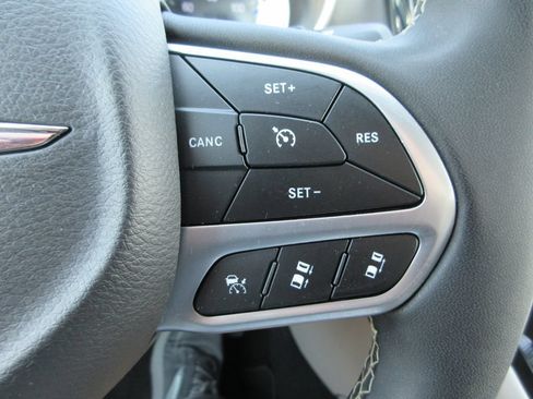 Used 2023 Chrysler Pacifica Touring-L FWD image 25