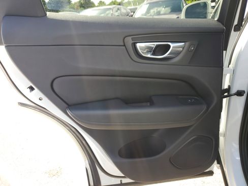 Used 2018 Volvo XC60 T6 Momentum w/ Advanced Package image 9