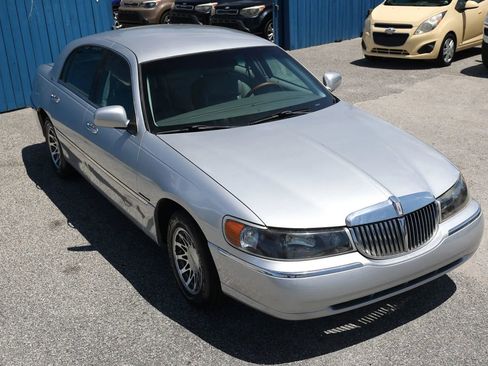 Used 2001 Lincoln Town Car Signature RWD image 9