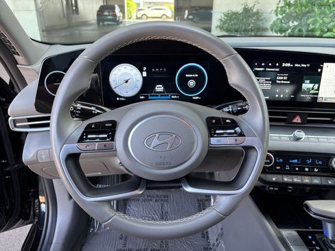 Used 2025 Hyundai Elantra SEL FWD image 28