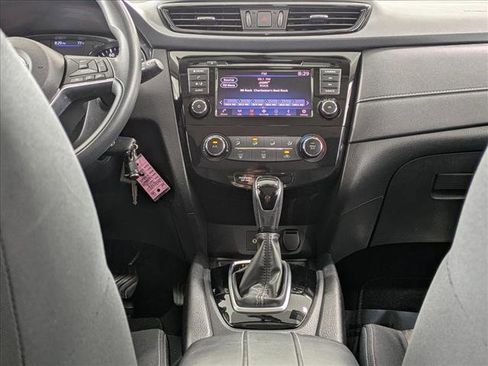 Used 2018 Nissan Rogue S AWD/4WD image 16