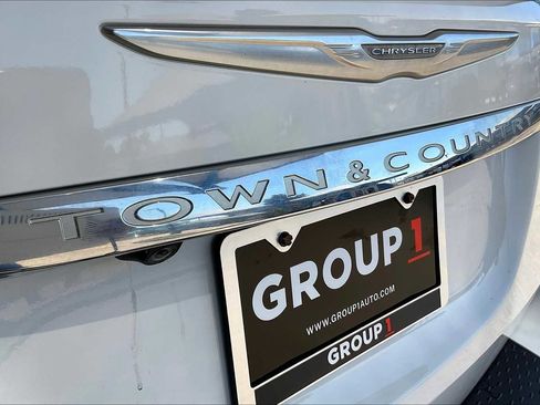 Used 2014 Chrysler Town & Country Touring image 29