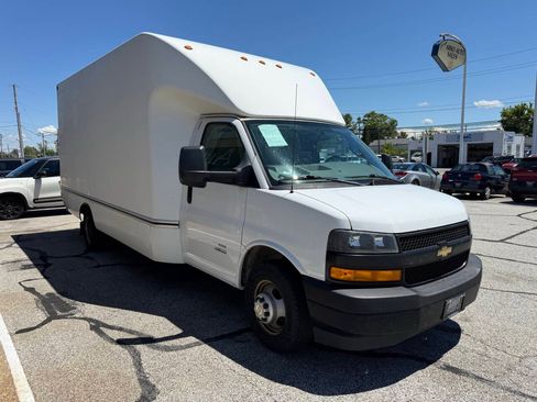 Used 2018 Chevrolet Express 4500 Extended w/ Driver Convenience Package RWD image 4