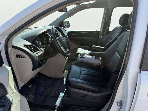 Used 2015 Chrysler Town & Country Touring w/ Driver Convenience Group FWD image 10
