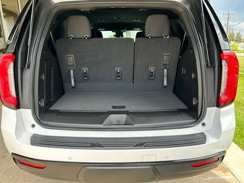 Used 2023 GMC Yukon SLE RWD image 11
