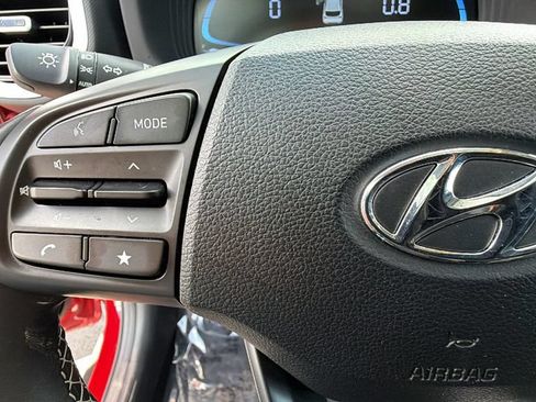 Used 2025 Hyundai Venue Limited FWD image 19