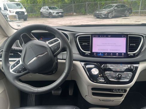 Used 2023 Chrysler Pacifica Touring-L FWD image 8