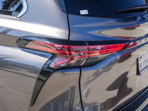 Certified 2024 Toyota Sienna Platinum FWD image 9