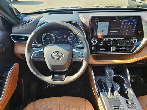 Used 2021 Toyota Highlander Platinum AWD/4WD image 17