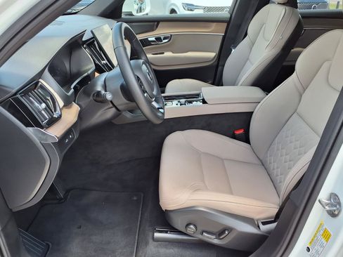 Certified 2025 Volvo XC90 T8 Plus AWD/4WD image 22