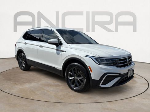 Used 2023 Volkswagen Tiguan SE w/ Panoramic Sunroof Package FWD image 4