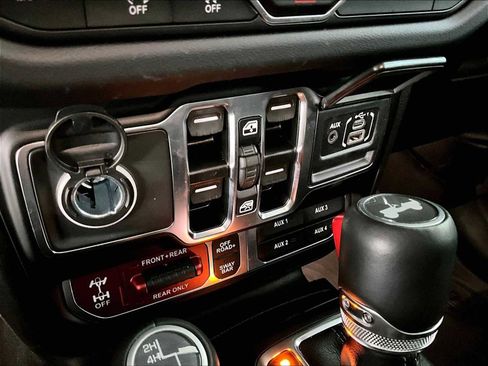 Used 2025 Jeep Wrangler Unlimited Rubicon w/ Convenience Group AWD/4WD image 28