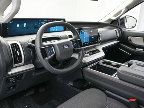 Certified 2025 Ford Expedition Active AWD/4WD image 13