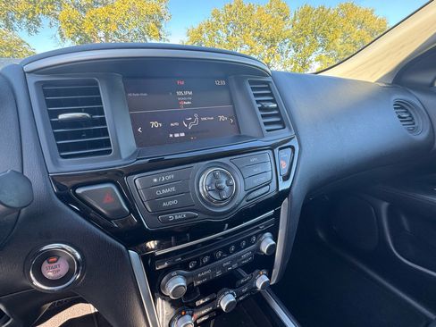 Used 2019 Nissan Pathfinder S image 21