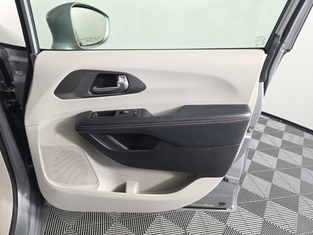 Used 2020 Chrysler Pacifica Touring w/ Cold Weather Group FWD image 30