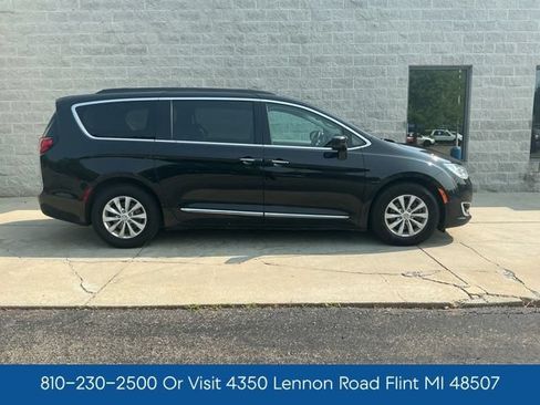 Used 2017 Chrysler Pacifica Touring-L FWD image 11