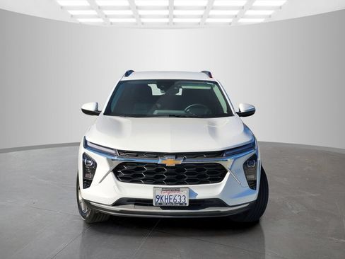 Used 2024 Chevrolet Trax LT w/ Driver Confidence Package FWD image 2