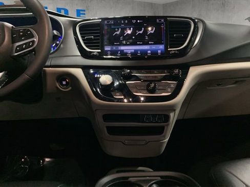 Used 2024 Chrysler Pacifica Touring-L image 19