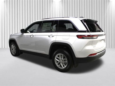 New 2025 Jeep Grand Cherokee Laredo X w/ Luxury Tech Group I image 5