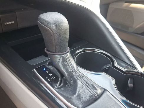 Used 2018 Toyota Camry LE FWD image 12