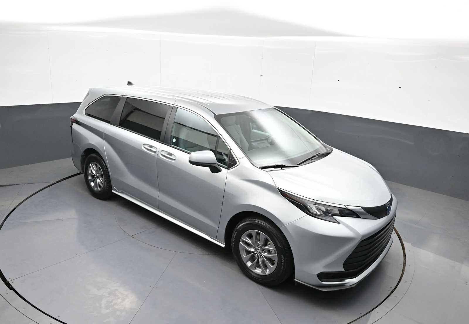 Used 2025 Toyota Sienna LE FWD image 36