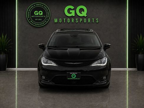 Used 2018 Chrysler Pacifica Limited w/ Advanced Safetytec Group FWD image 2