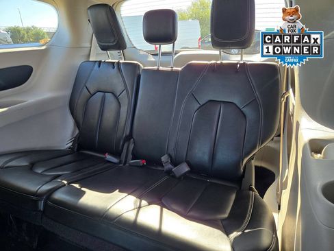 Used 2023 Chrysler Pacifica Touring-L FWD image 12