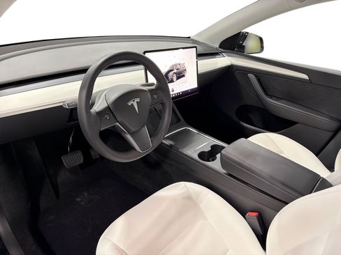 Certified 2023 Tesla Model Y AWD image 9