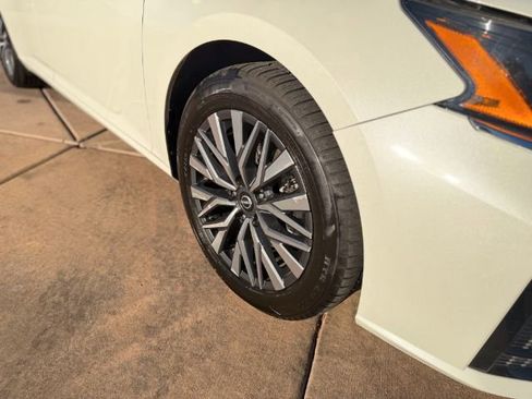 Used 2023 Nissan Altima 2.5 SV FWD image 12
