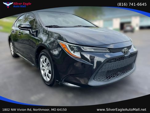 Used 2020 Toyota Corolla LE FWD image 3