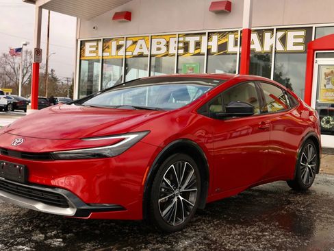 Used 2024 Toyota Prius XLE image 1